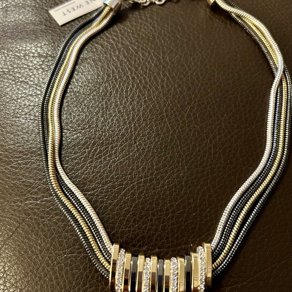 Nine West NWT stylish mixed metal and rhinestone necklace. - Picture 5 of 7